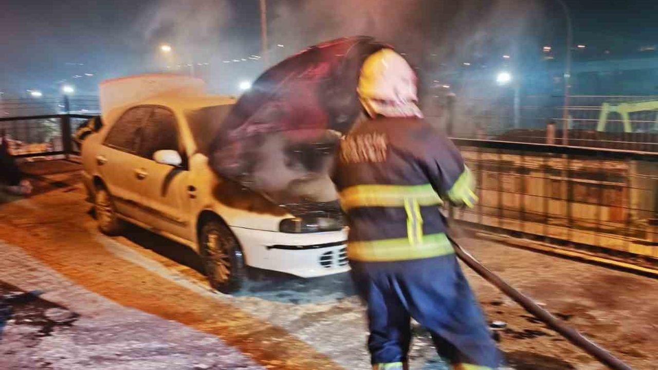 Bilecik'te otomobilin motor bölümünde çıkan yangın kısa sürede söndürüldü