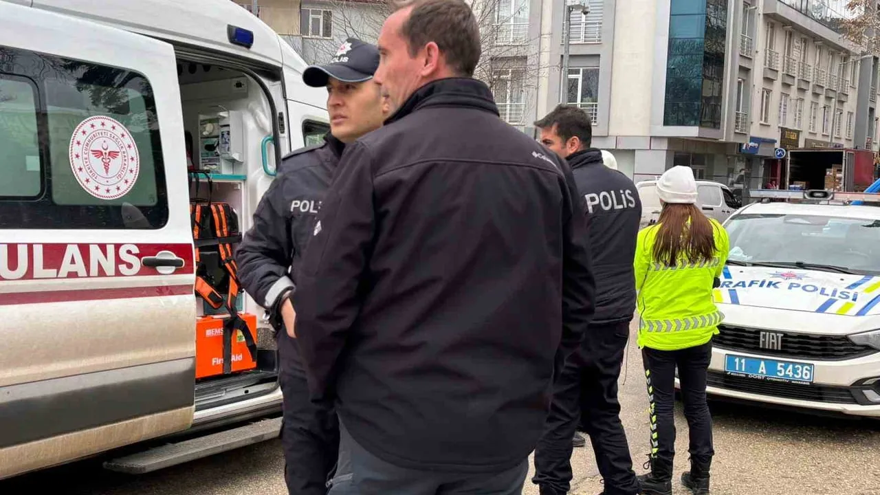 Bilecik’te otoparktan aniden çıkan otomobile çarpmamak için fren yapan motosikletli yaralandı