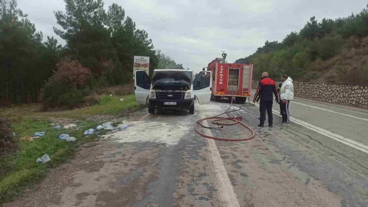 Bilecik’te seyir halindeki ticari aracın motorunda çıkan yangın itfaiye tarafından söndürüldü
