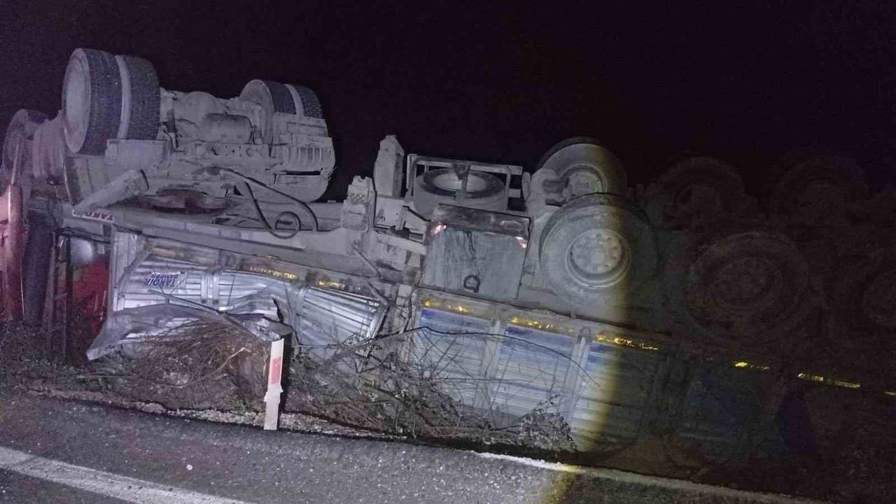 Bilecik'te seyir halindeki tır devrildi: 3 kişi yaralandı