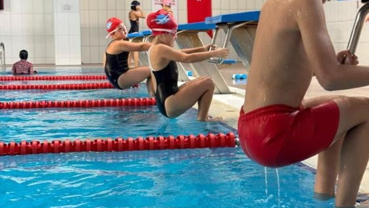 Bilecik’te Spor Okulları Bahçelievler Kapalı Yüzme Havuzu’nda Sürekli Antrenman Yürütüyor