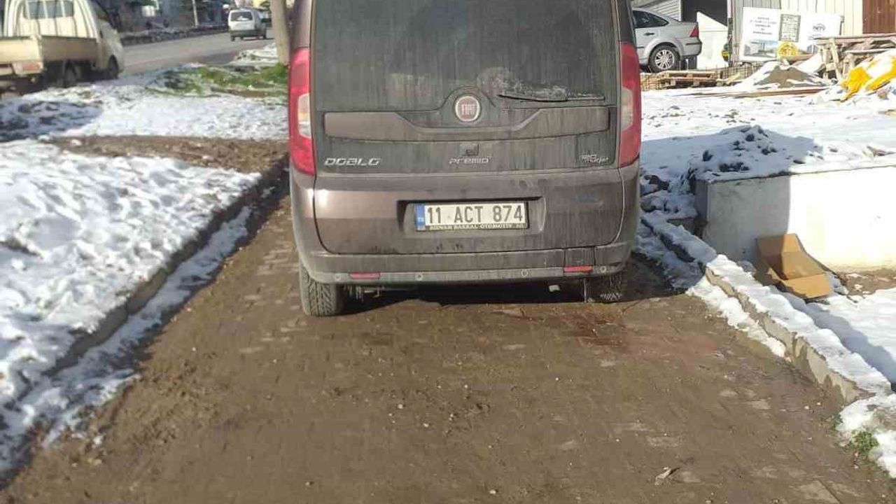 Bilecik'te yaya yolu park sorununa çözüm talebi: Vatandaşlar demir duba istiyor