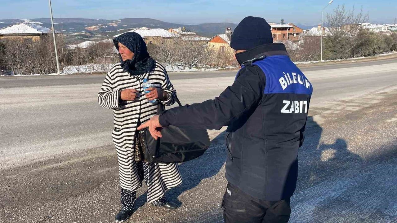 Bilecik'te zabıta takibinden kaçan dilenci kadın erkekler tuvaletine saklandı, ceza verildi