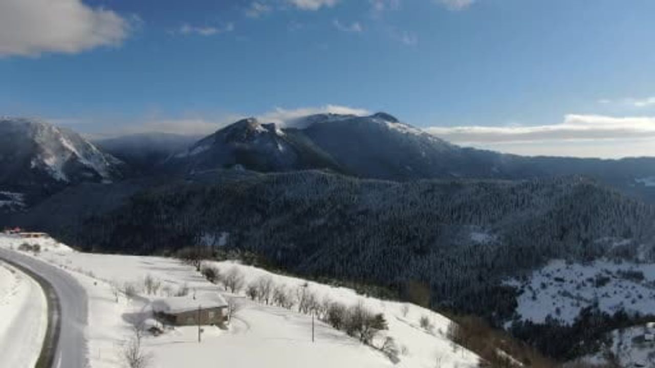 Bin 250 rakımlı Yaralıgöz Dağı'nda 1,5 metreyi aşan kar örtüsü kartpostallık görüntüler oluşturdu