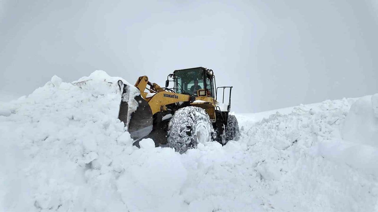 Bingöl'de 56 köy yolunda kar temizleme çalışmaları sürüyor