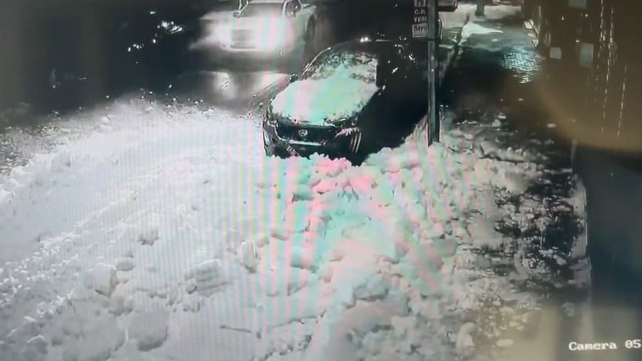 Bingöl'de çatıda çözülen kar kütlesi işyeri kamerasına yansıdı: Bir kişi saniyelerle kurtuldu, bir araç zarar gördü