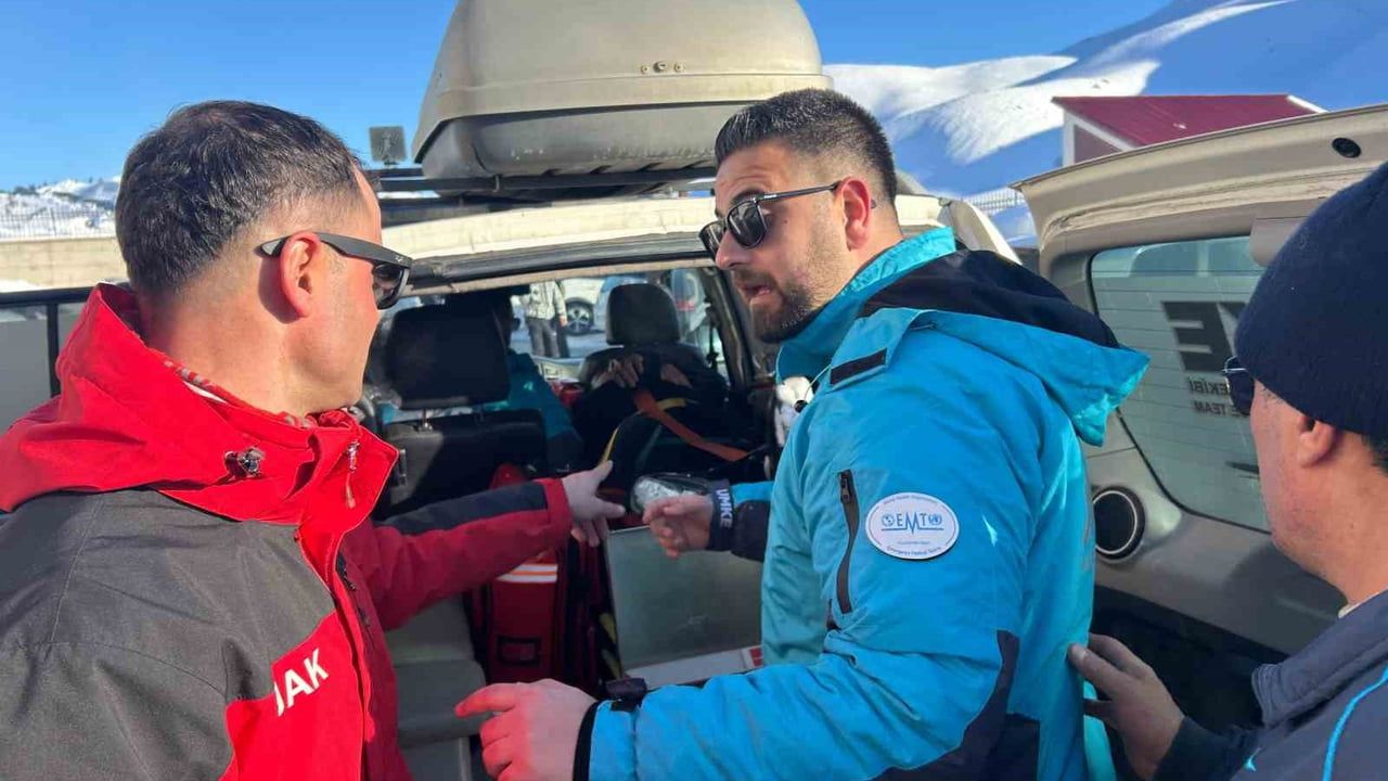 Bingöl'de Haserek Kayak Merkezi'nde düşen kayakçıya JAK ve UMKE müdahale etti