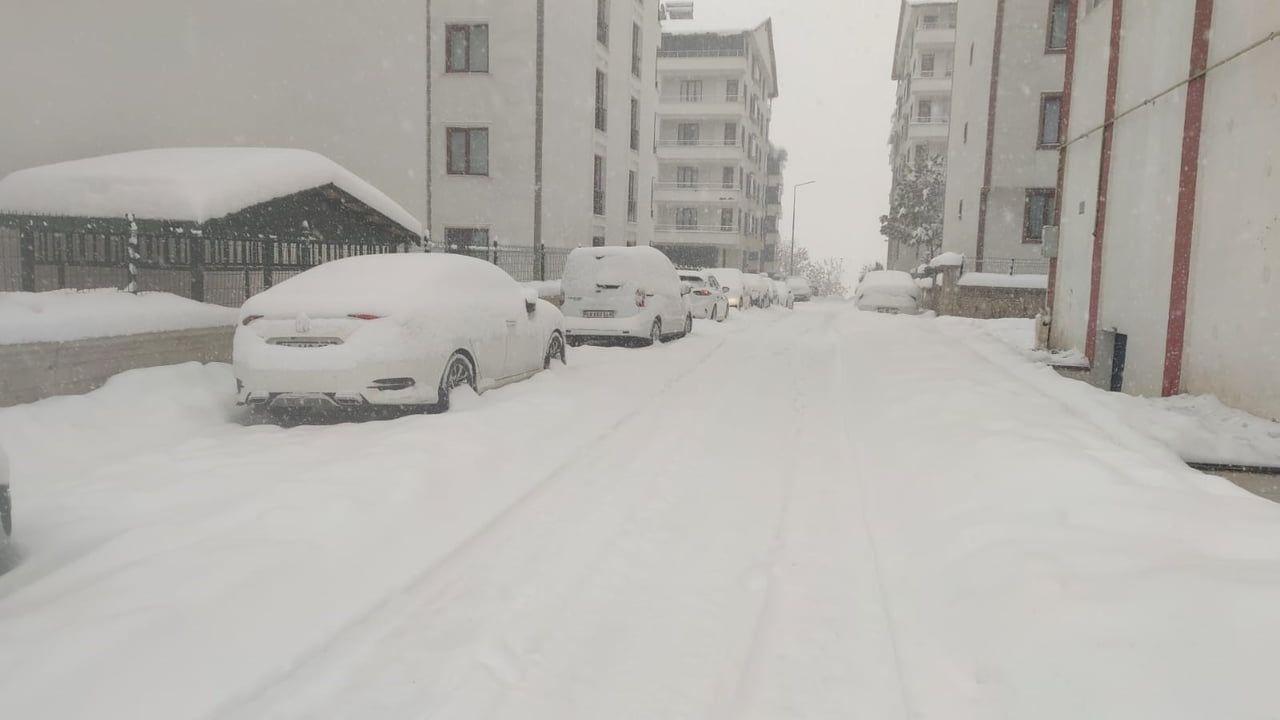 Bingöl'de kar yağışı etkisini sürdürüyor: Kentte karla mücadele ve ulaşım tedbirleri