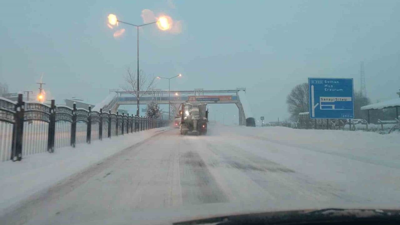 Bingöl'de Kar Yeniden Etkili: Sabahın Erken Saatlerinde Tuzlama ve Yol Güvenliği Çalışmaları Başladı
