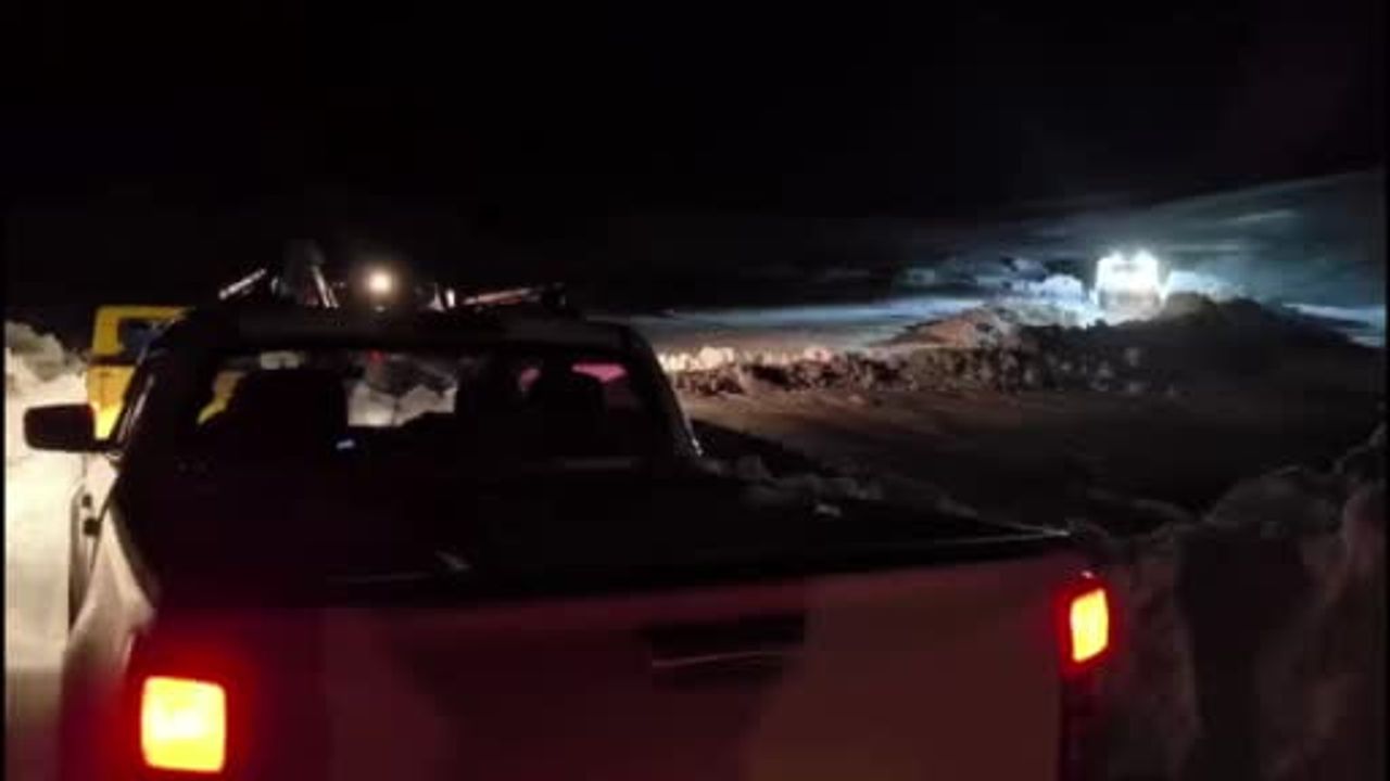 Bingöl'de karla mücadele: 110 personel ve 53 araçla köy yolları açma çalışmaları sürüyor