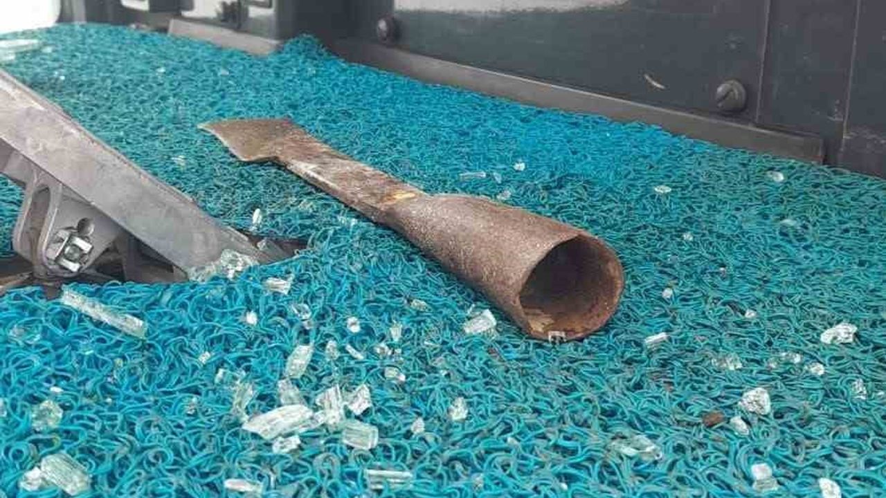 Bingöl’de karla mücadele sırasında operatöre saldırı: İş makinesi arızalandı, bazı köy yolları kapalı