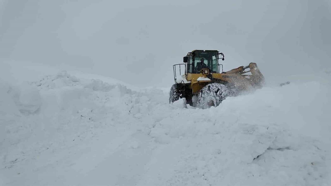 Bingöl'de karla mücadele: Tipi açılan bazı köy yollarını yeniden kapattı