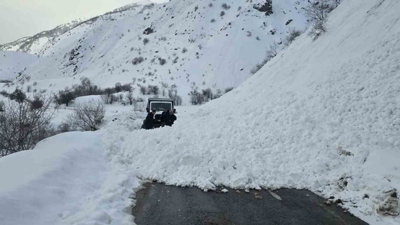 Bingöl'de Karlıova–Yedisu yoluna düşen küçük çığ, vatandaşların kürek çalışmasıyla temizlendi