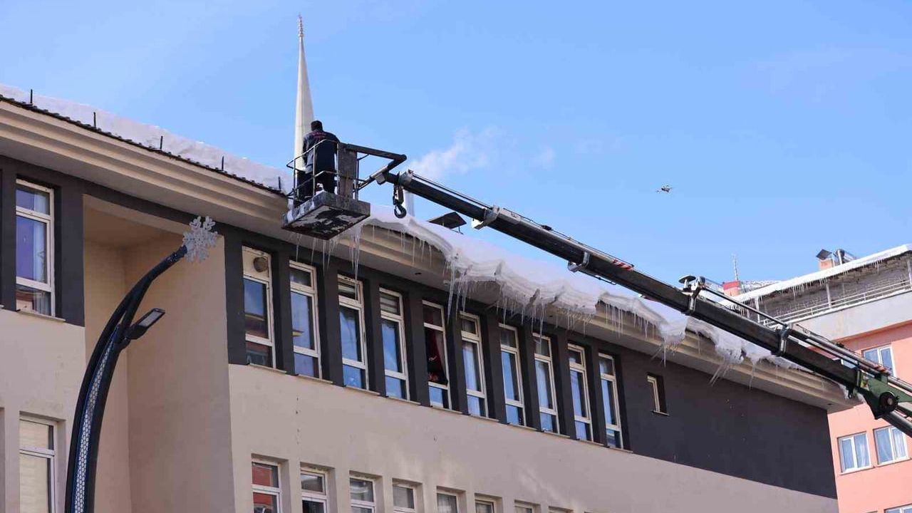 Bingöl'de metrelerce uzunluktaki buz sarkıtları itfaiye ekiplerince temizlendi