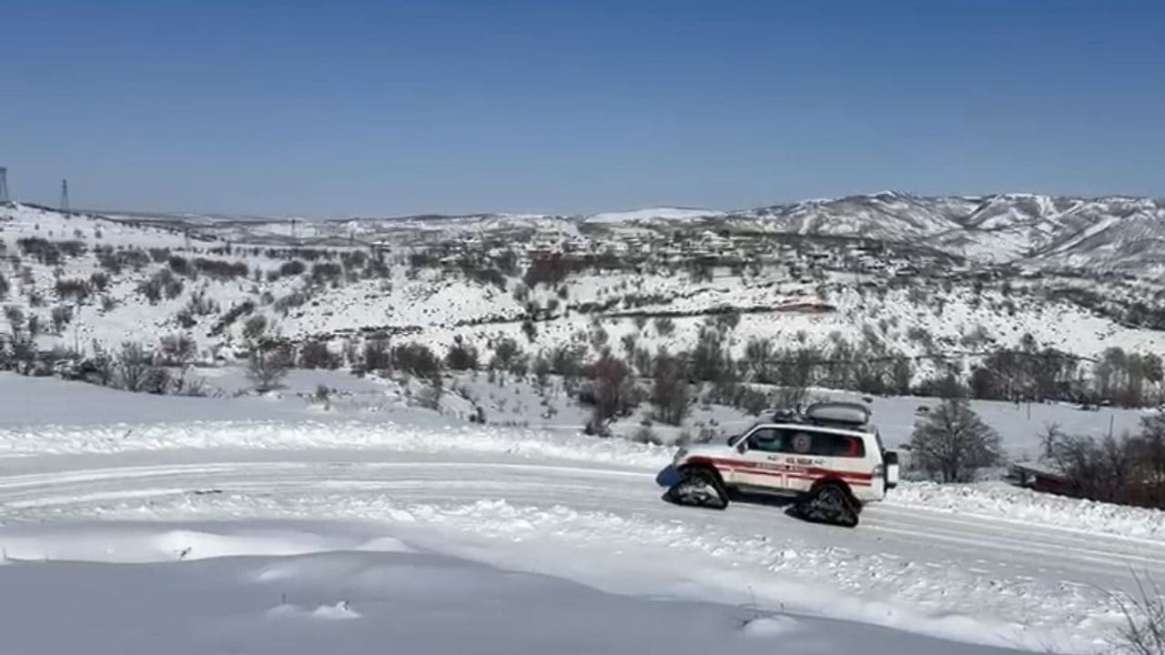 Bingöl'de UMKE, kar ve tipide 100 yaşındaki diyaliz hastasını hastaneye ulaştırdı