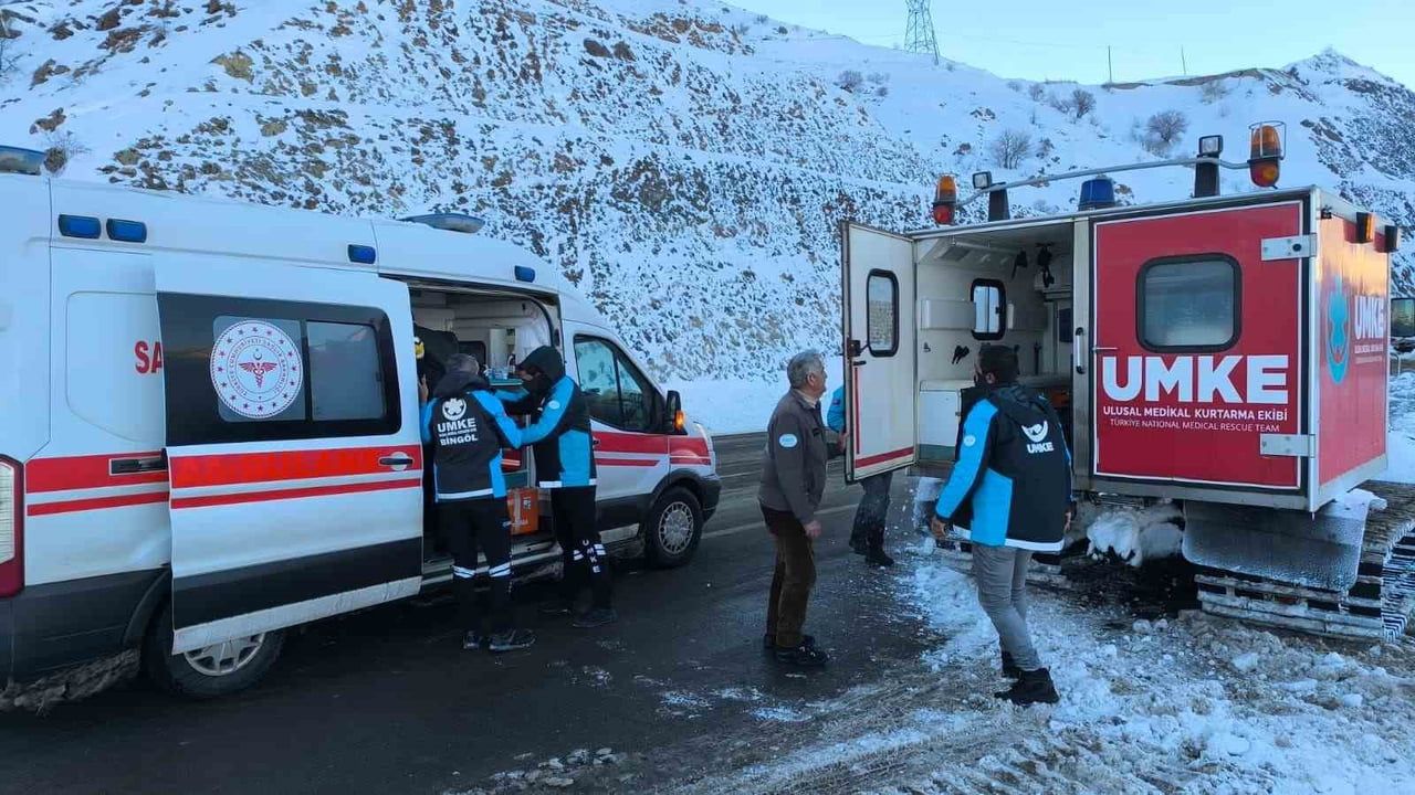 Bingöl’de UMKE ve 112 ekipleri, köydeki kanser hastasını zorlu koşullarda hastaneye nakletti