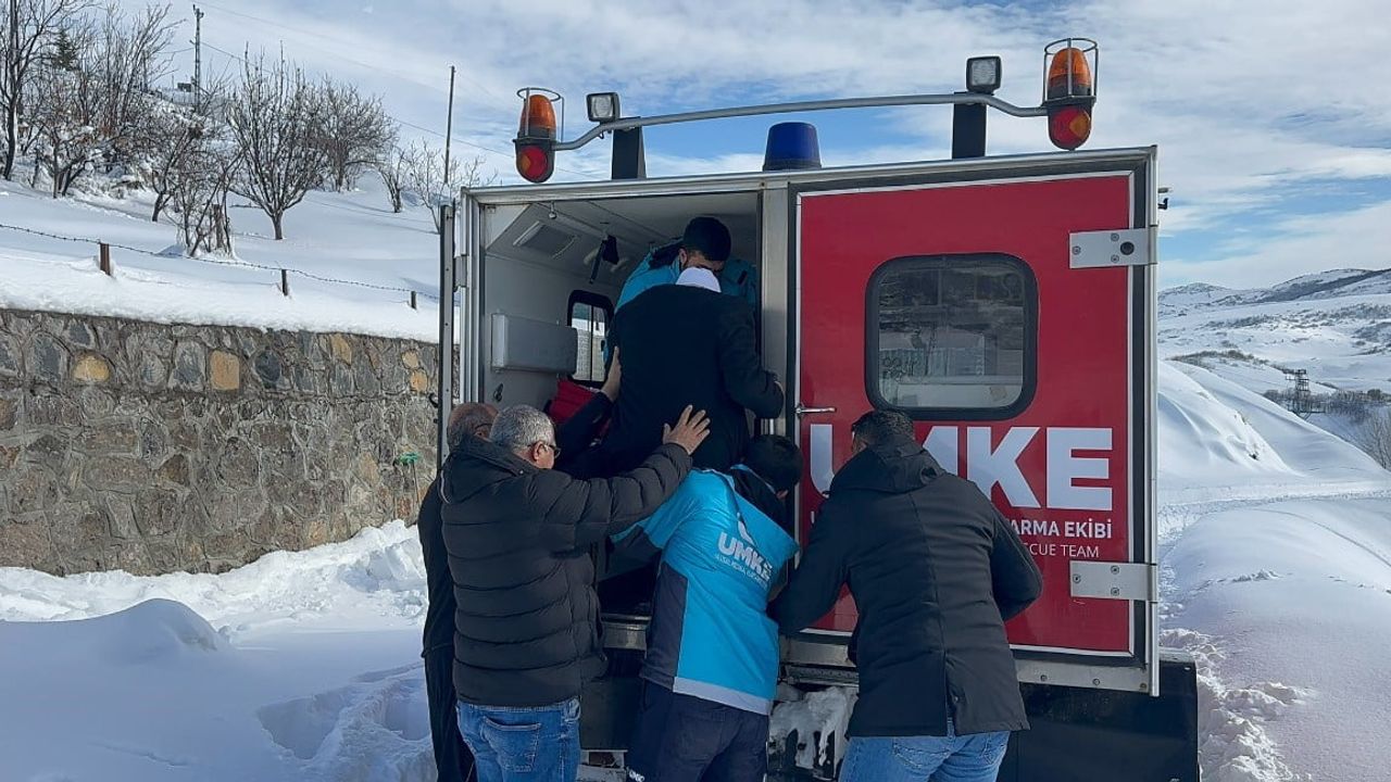 Bingöl'de UMKE, yoğun kar altında 77 yaşındaki hastayı ulaştırdı