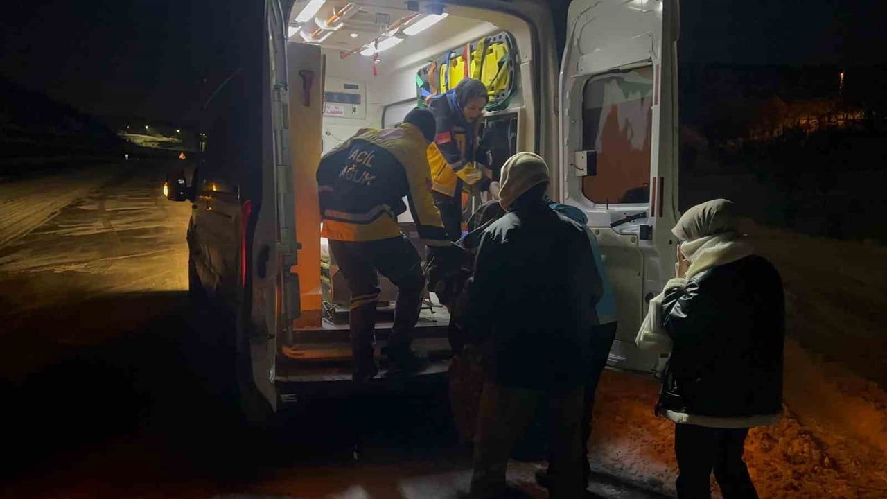 Bingöl’de UMKE zorlu kışta 90 yaşındaki hastayı yarım paletli araçla merkeze ulaştırdı