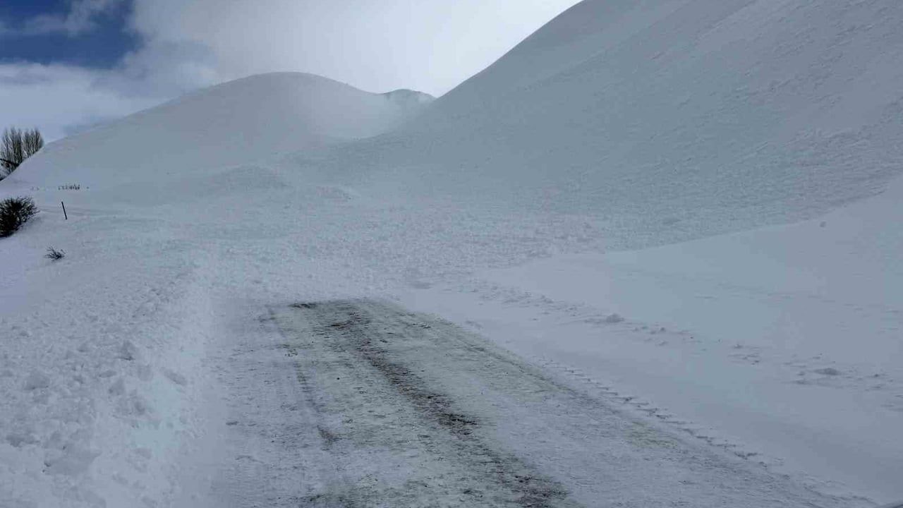 Bingöl’de Yedisu-Karlıova yoluna çığ düştü, ekipler sevk edildi