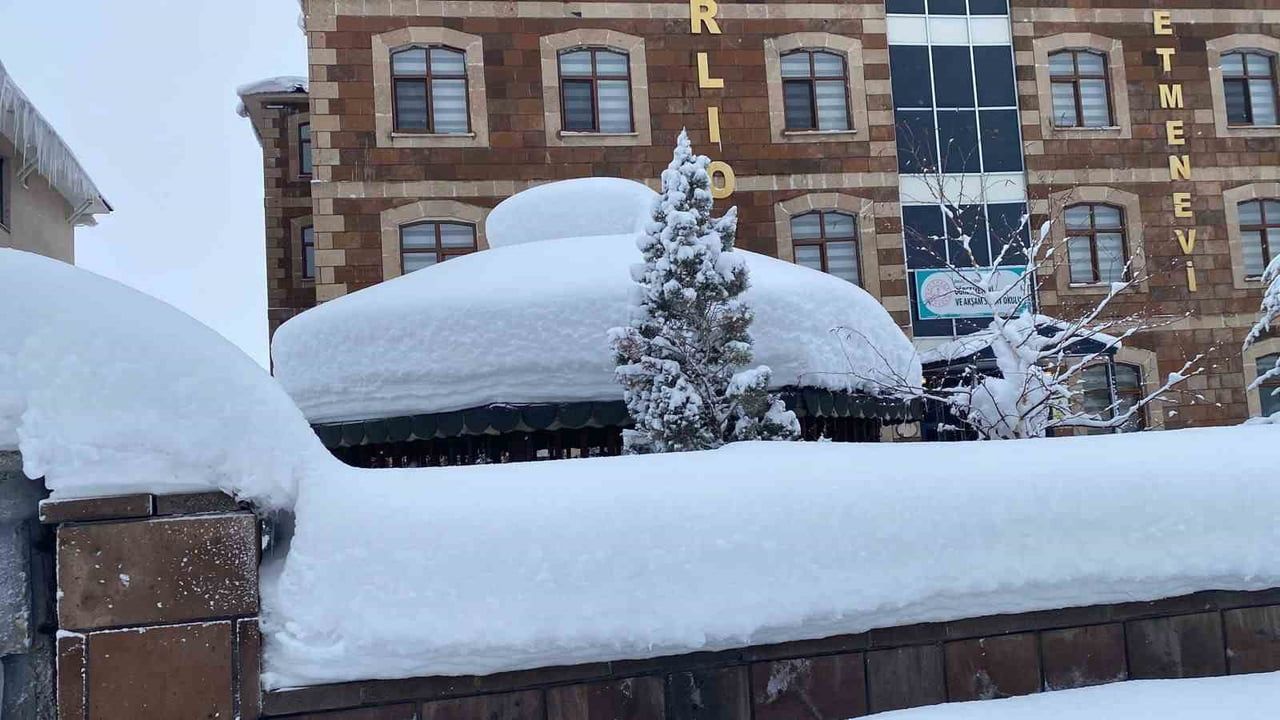 Bingöl'de yoğun kar hayatı etkiliyor: Karlıova'da kar 1 buçuk metreye ulaştı