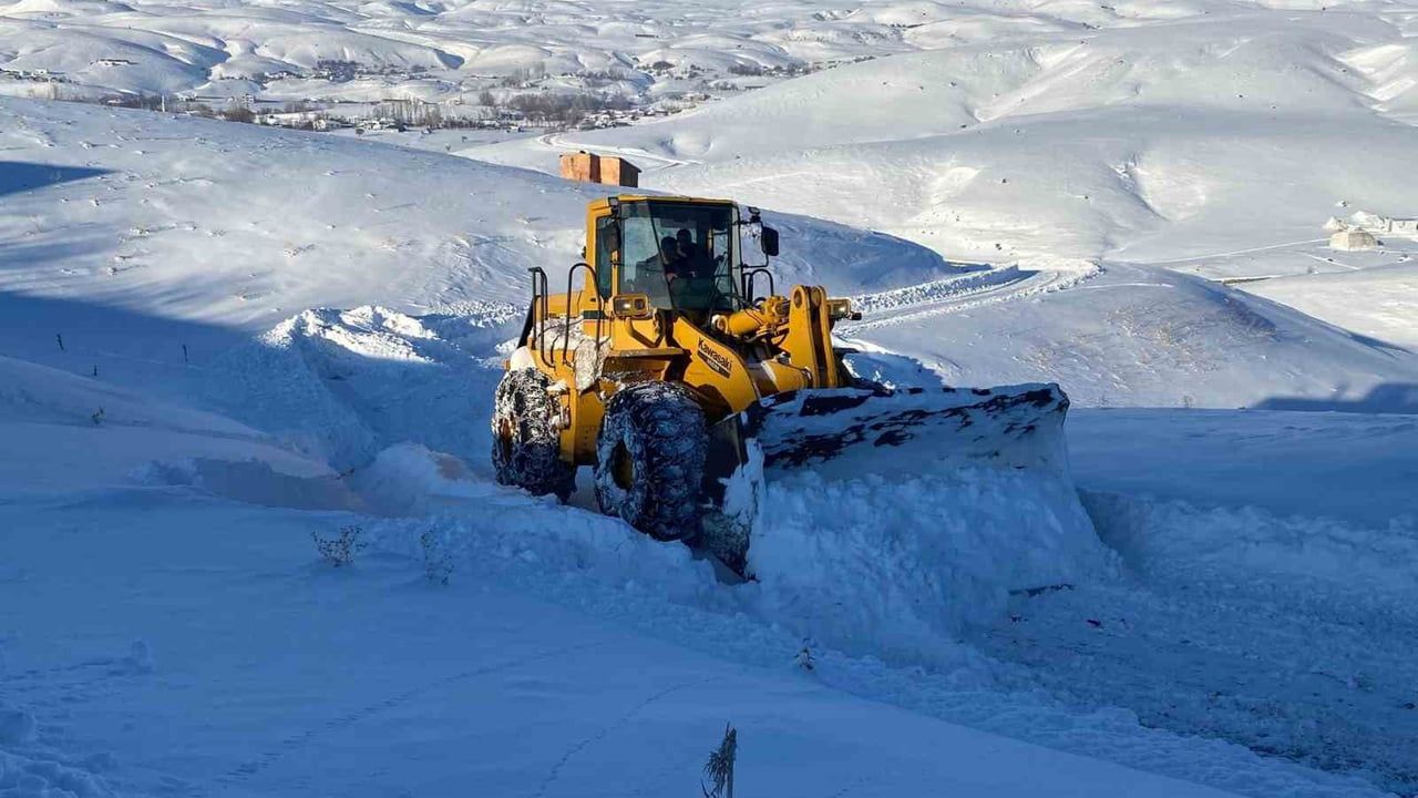 Bingöl'de yoğun kar yağışı 161 köy yolunu ulaşıma kapattı