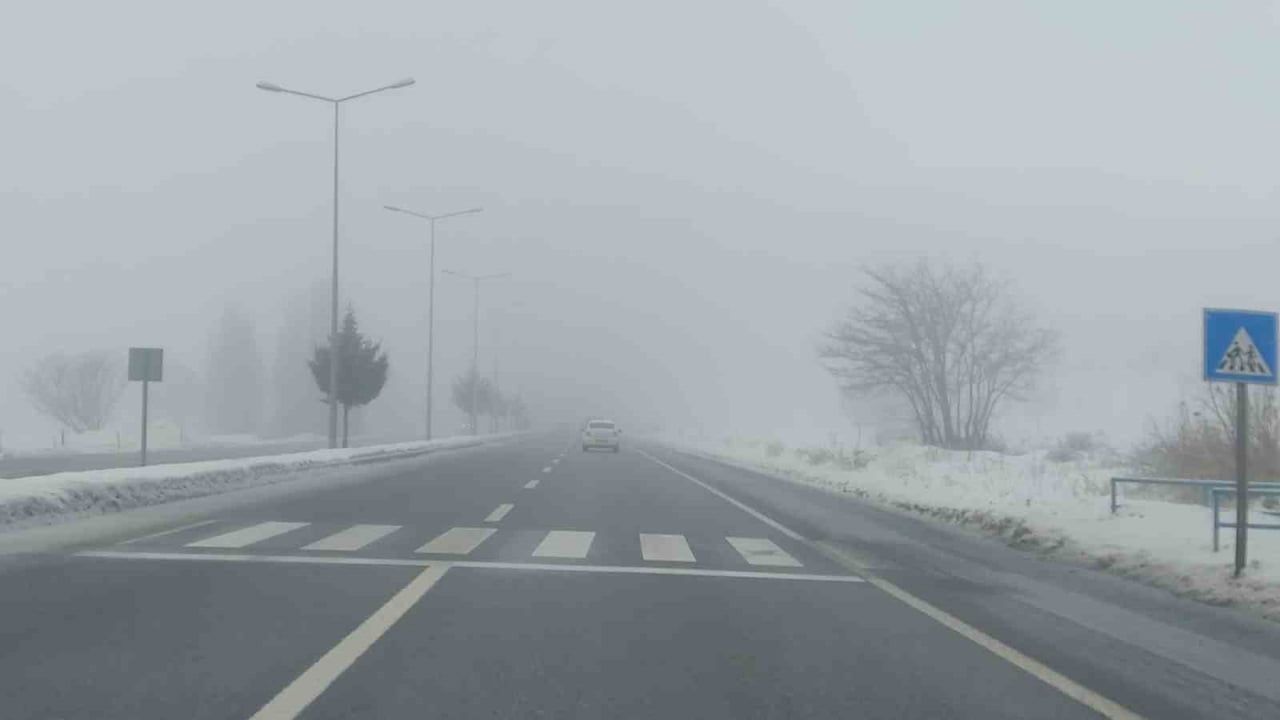 Bingöl'de yoğun sis şehir merkezinde görüşü düşürdü; sürücüler zorlandı