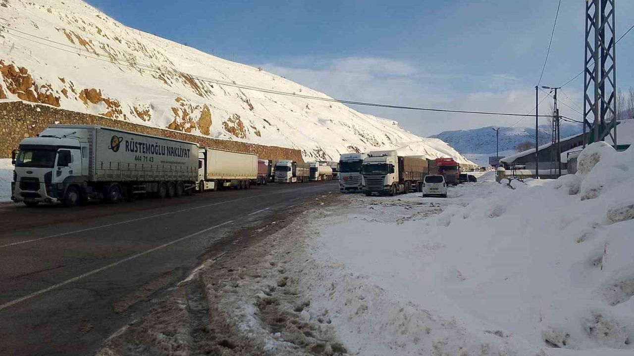 Bingöl-Erzurum kara yolu tipi nedeniyle ağır tonajlı araç trafiğine kapatıldı