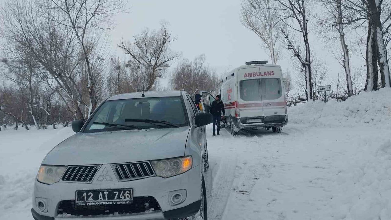 Bingöl Karlıova'da kar engeli aşıldı, kalp hastası muhtar ekiplerce hastaneye ulaştırıldı