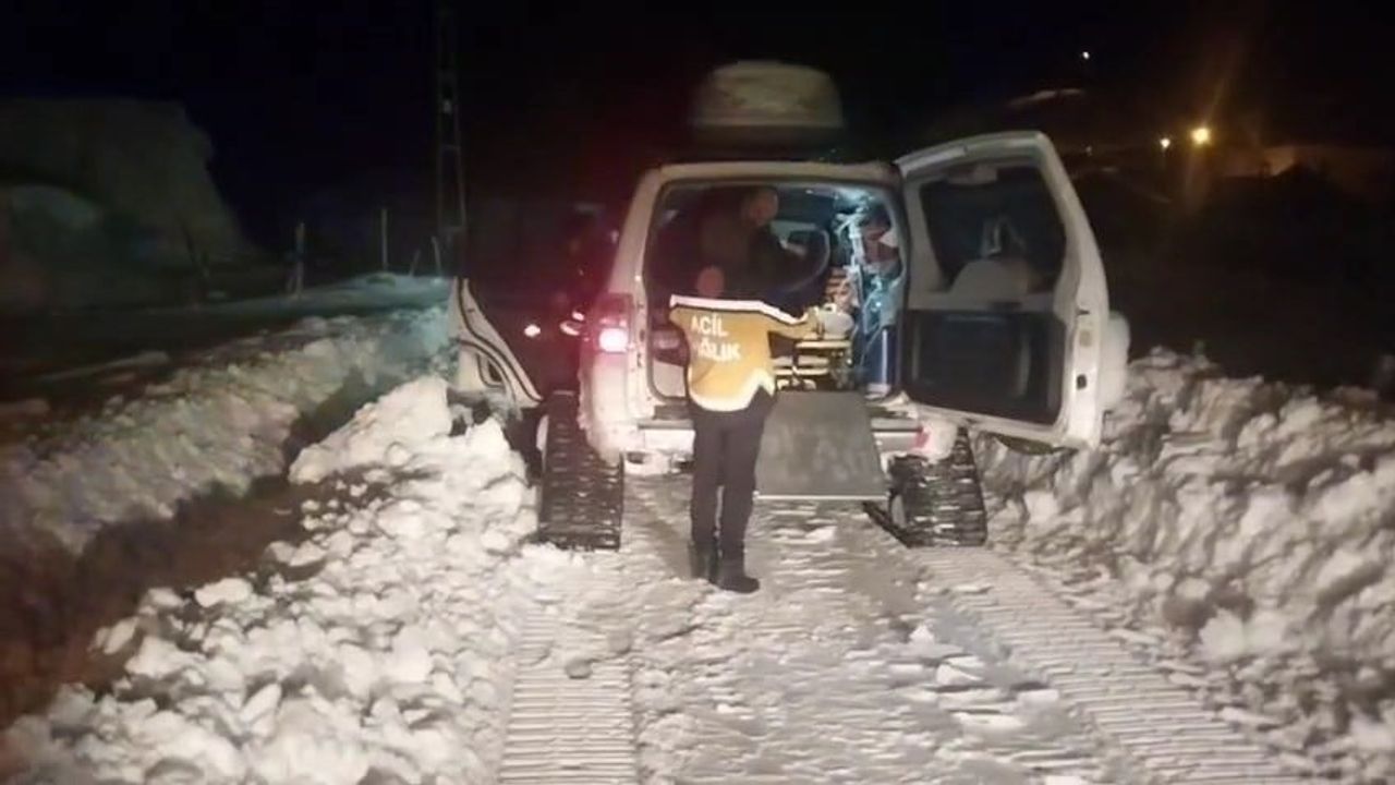 Bingöl Karlıova'da Kara Saplanan Paletli Ambulans İl Özel İdaresi Ekiplerince Kurtarıldı