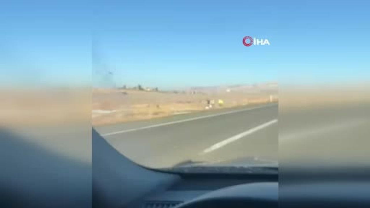 Birecik'te lastik patlamasıyla hafif ticari araç şarampole devrildi: 1 yaralı