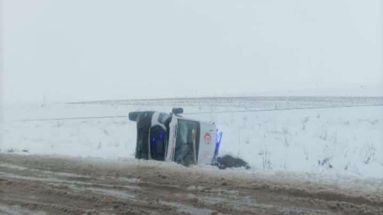 Bismil'de ambulans devrildi: 3 sağlık görevlisi yaralandı