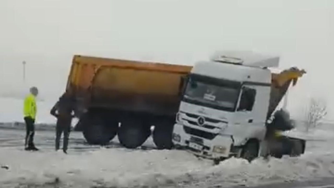 Bismil'de Aynı Güzergâhta 5 Araç Kazaya Karıştı — Diyarbakır-Batman Yolu'nda Kaygan Zemin