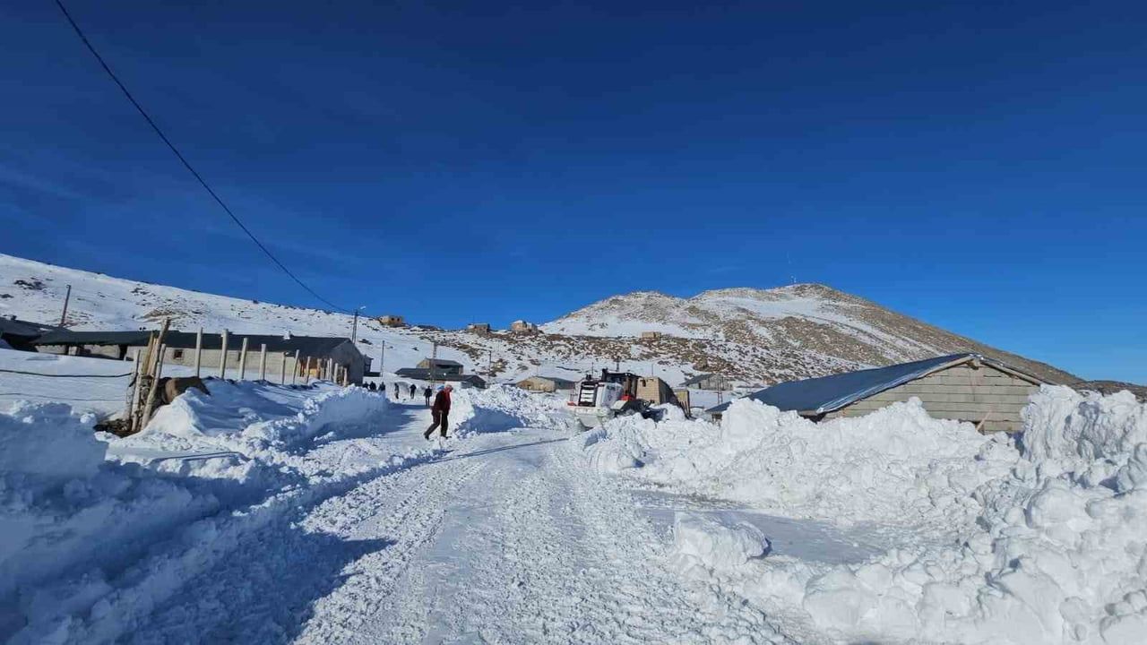 Bitlis Aydınlar'da Süphan Dağı eteğinde karla mücadele sürüyor