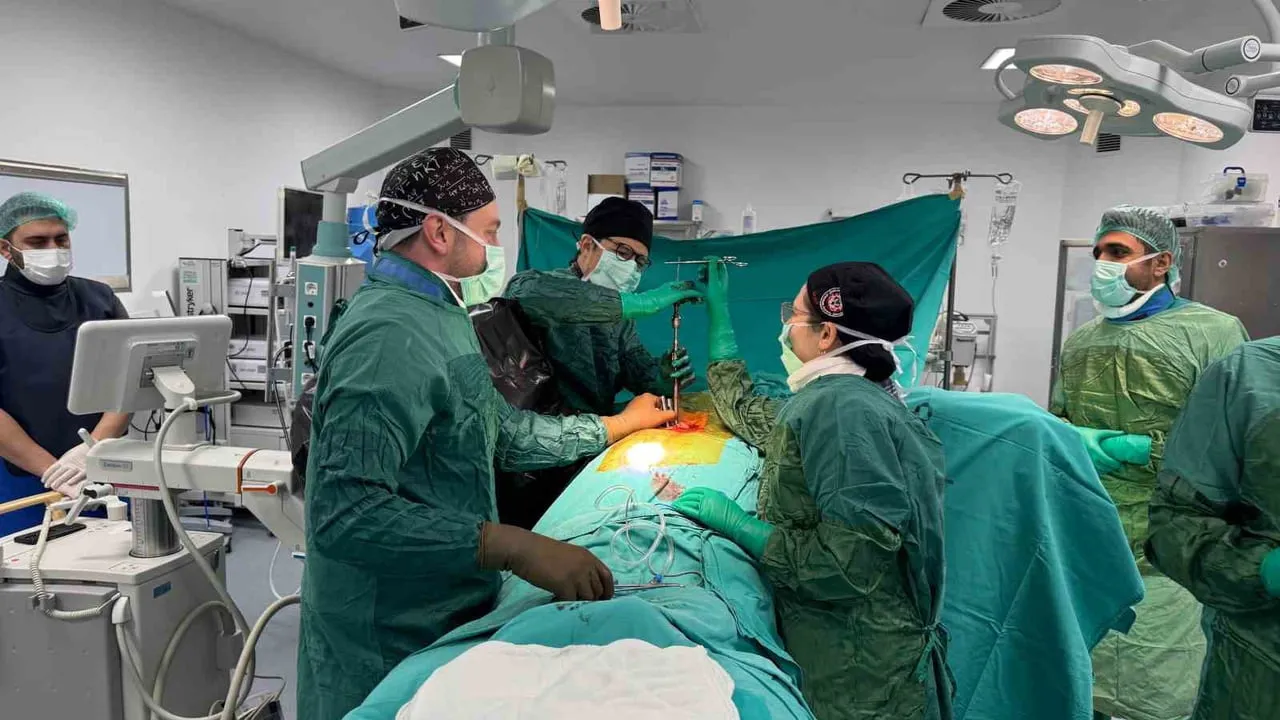 Bitlis Devlet Hastanesi’nde ilk kapalı yöntem omurga ameliyatı gerçekleştirildi