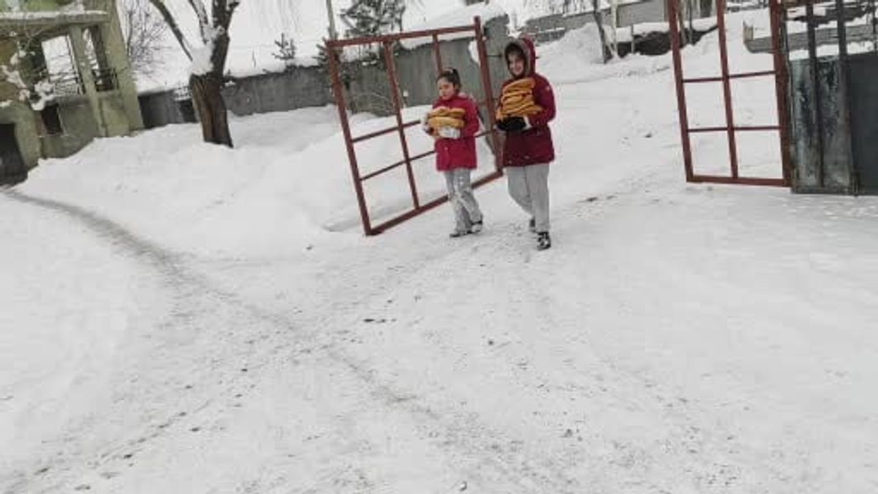 Bitlis Gölbaşı'nda İki Kız Kardeşten Yaban Hayvanlarına Destek