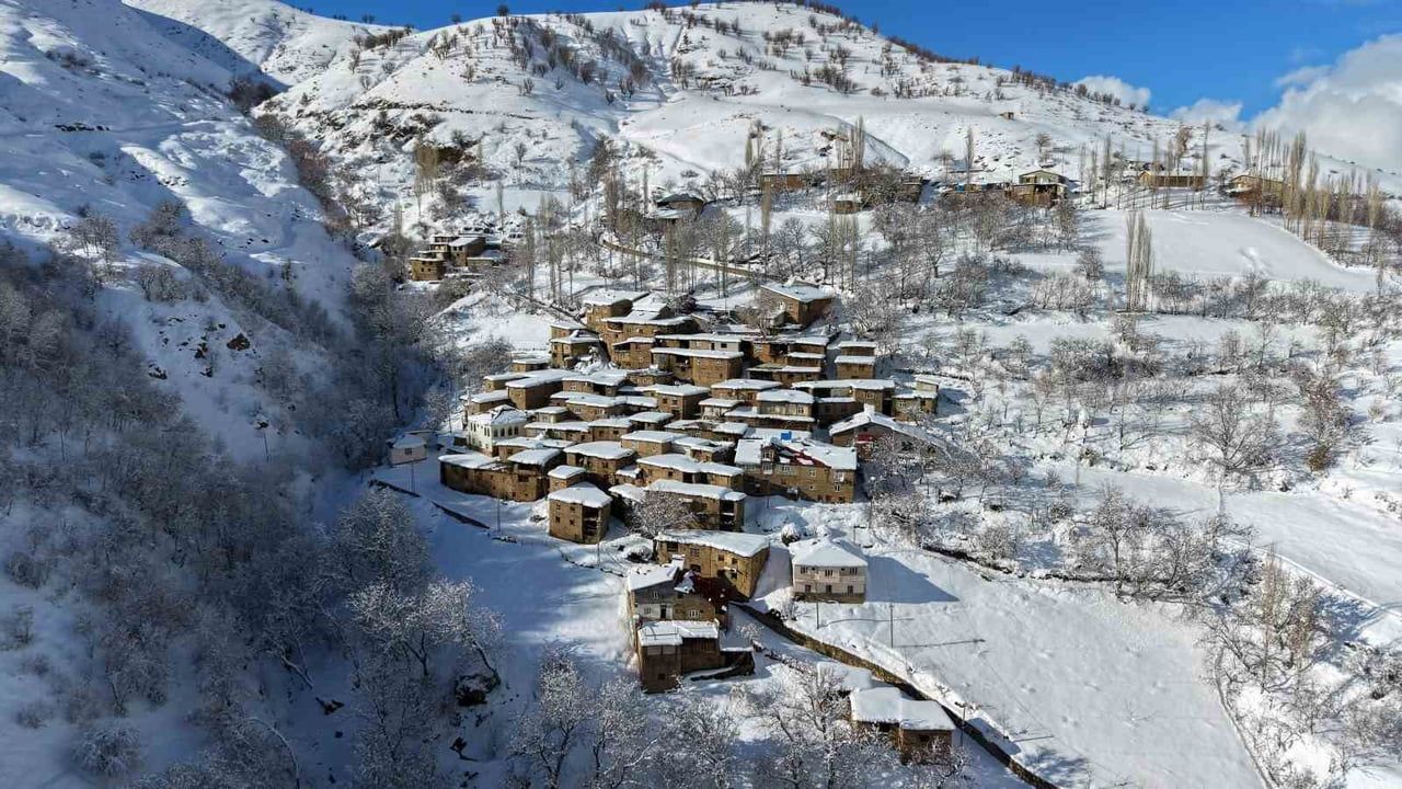 Bitlis Hizan Uzuntaş’taki taş evler karla kartpostallık manzaralar oluşturdu
