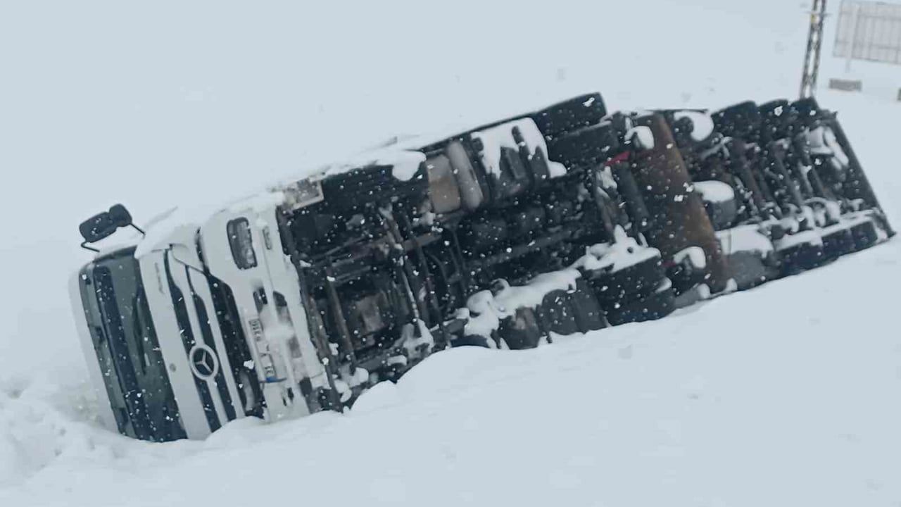 Bitlis-Tatvan karayolunda tır şarampole devrildi; sürücü yaralanmadı