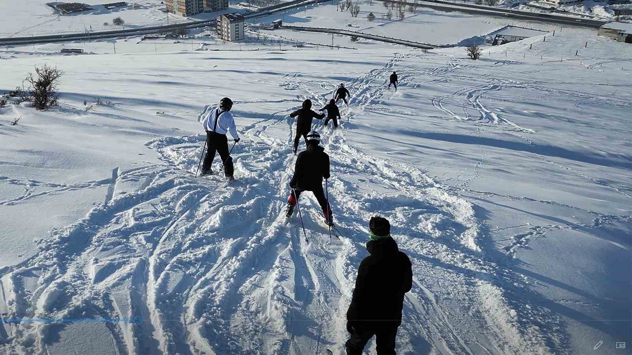 Bitlis'te 11 genç, uygun olmayan zeminde tehlikeli yamaç inişi yaptı