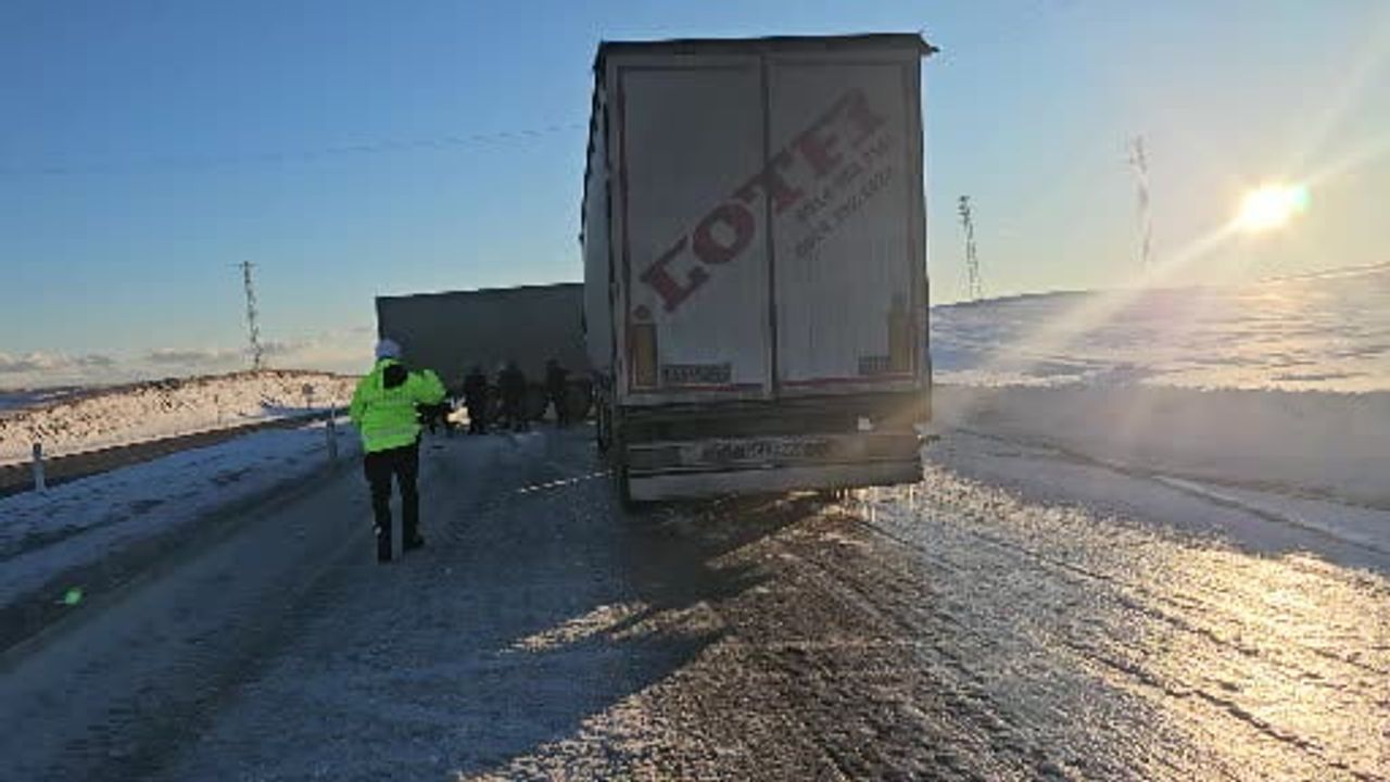 Bitlis’te buzlanan yolda kayan yabancı plakalı tır, Adilcevaz-Erçiş yolunu kapattı
