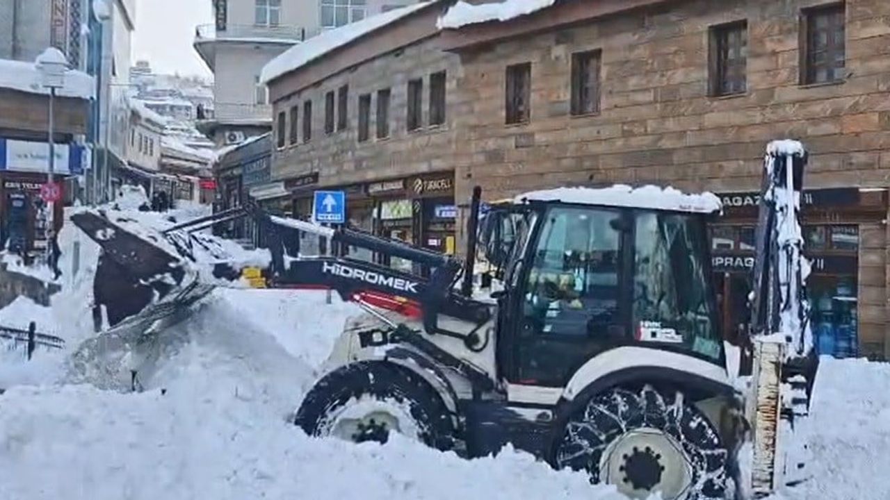 Bitlis'te çatıda biriken kar iş makinesinin üzerine düştü — Can kaybı yok