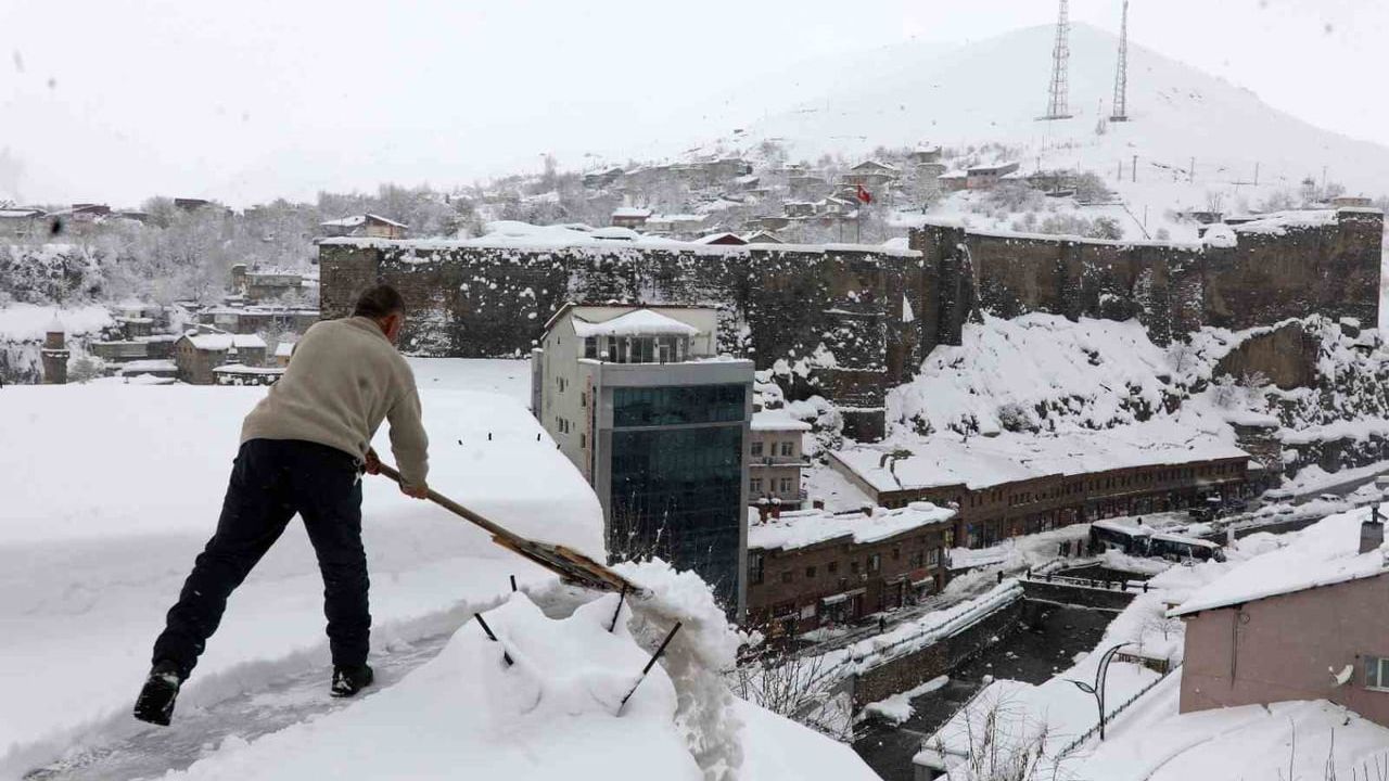 Bitlis’te çatılarda kar küreme çalışmaları sürüyor