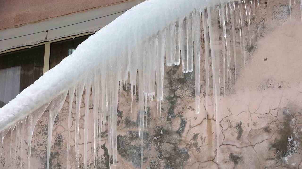 Bitlis'te çatılardaki buz sarkıtları 5 metreye ulaştı: Yetkililer uyarıyor