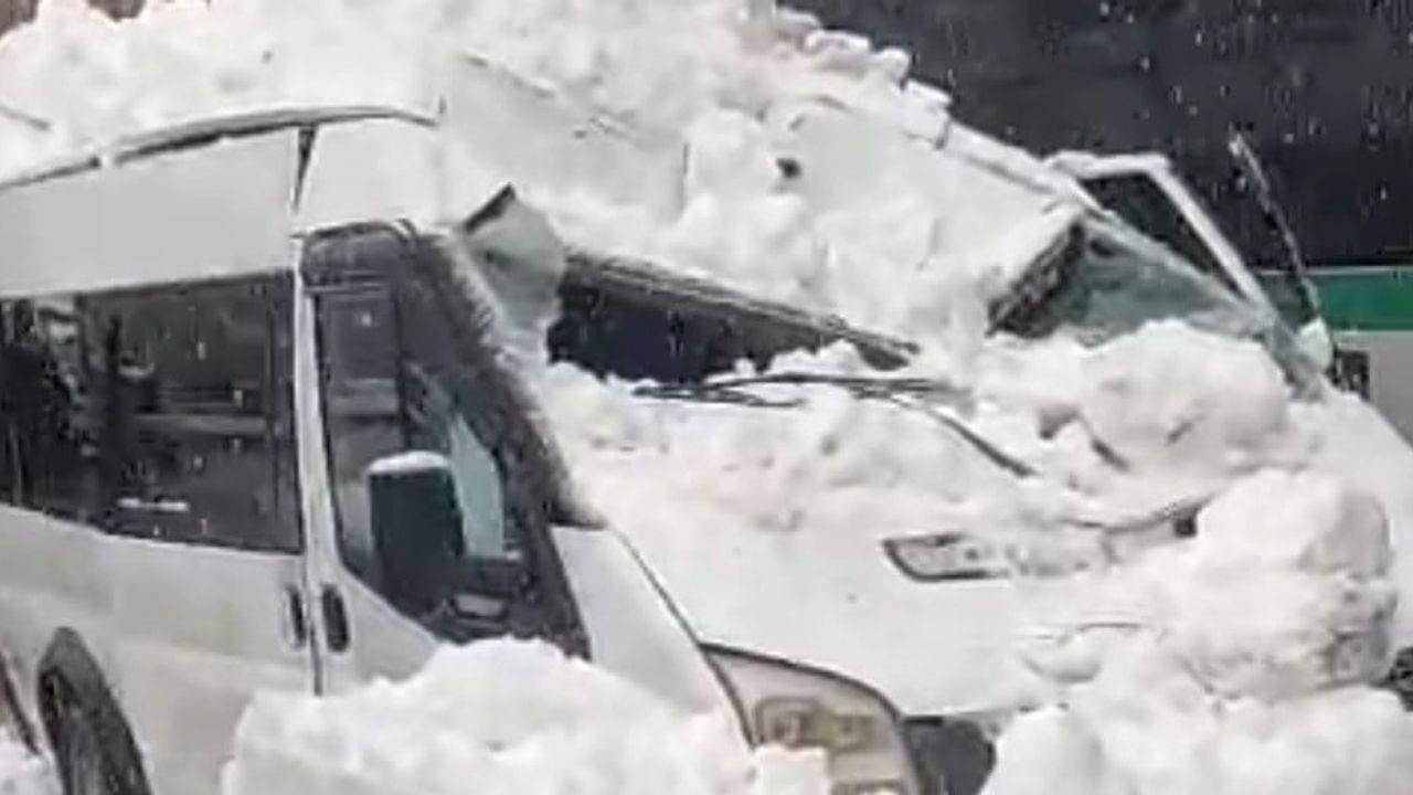 Bitlis'te çatından düşen kar kütlesi minibüsü kullanılamaz hale getirdi