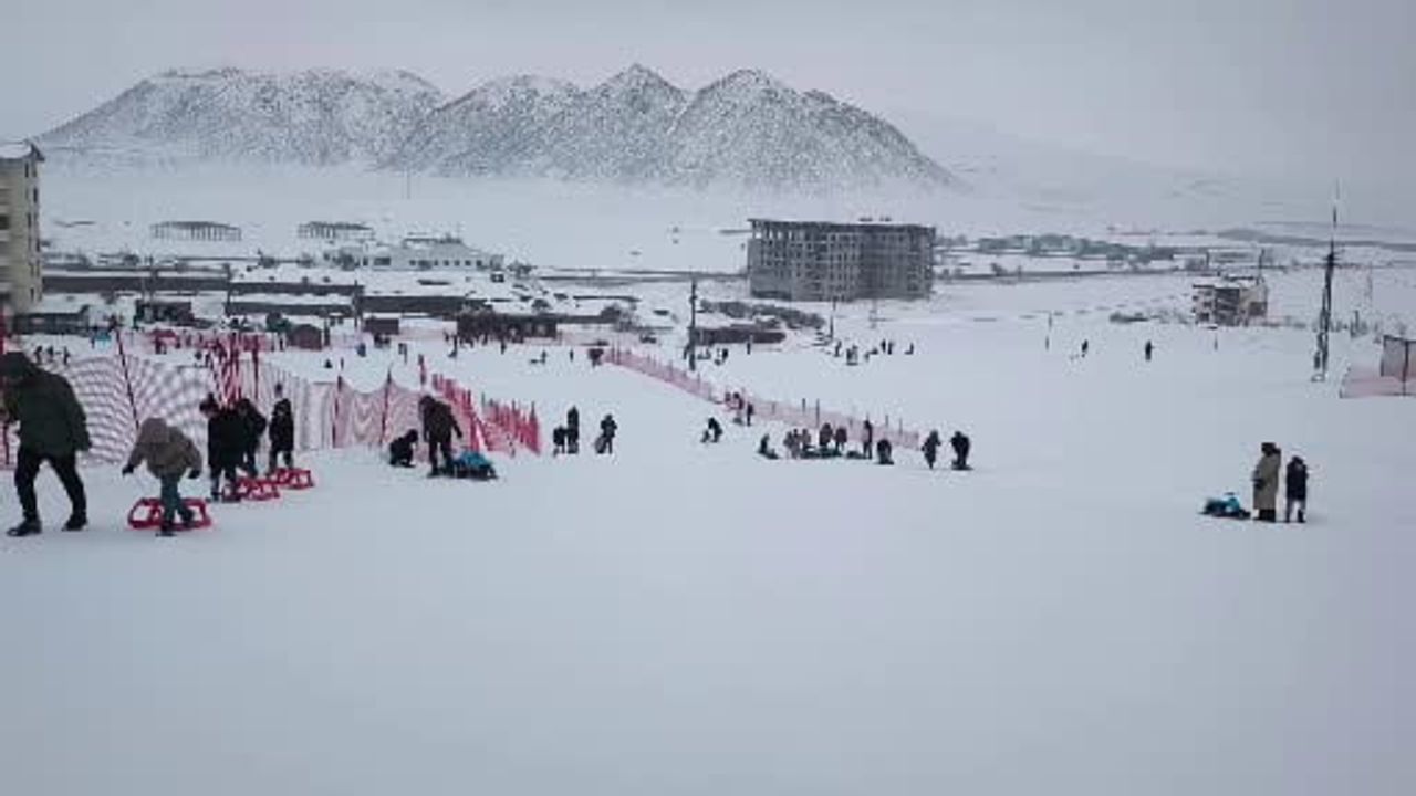 Bitlis’te Elaman Kayak Merkezi yarıyıl tatilinde öğrenciler ve aileleri ağırladı