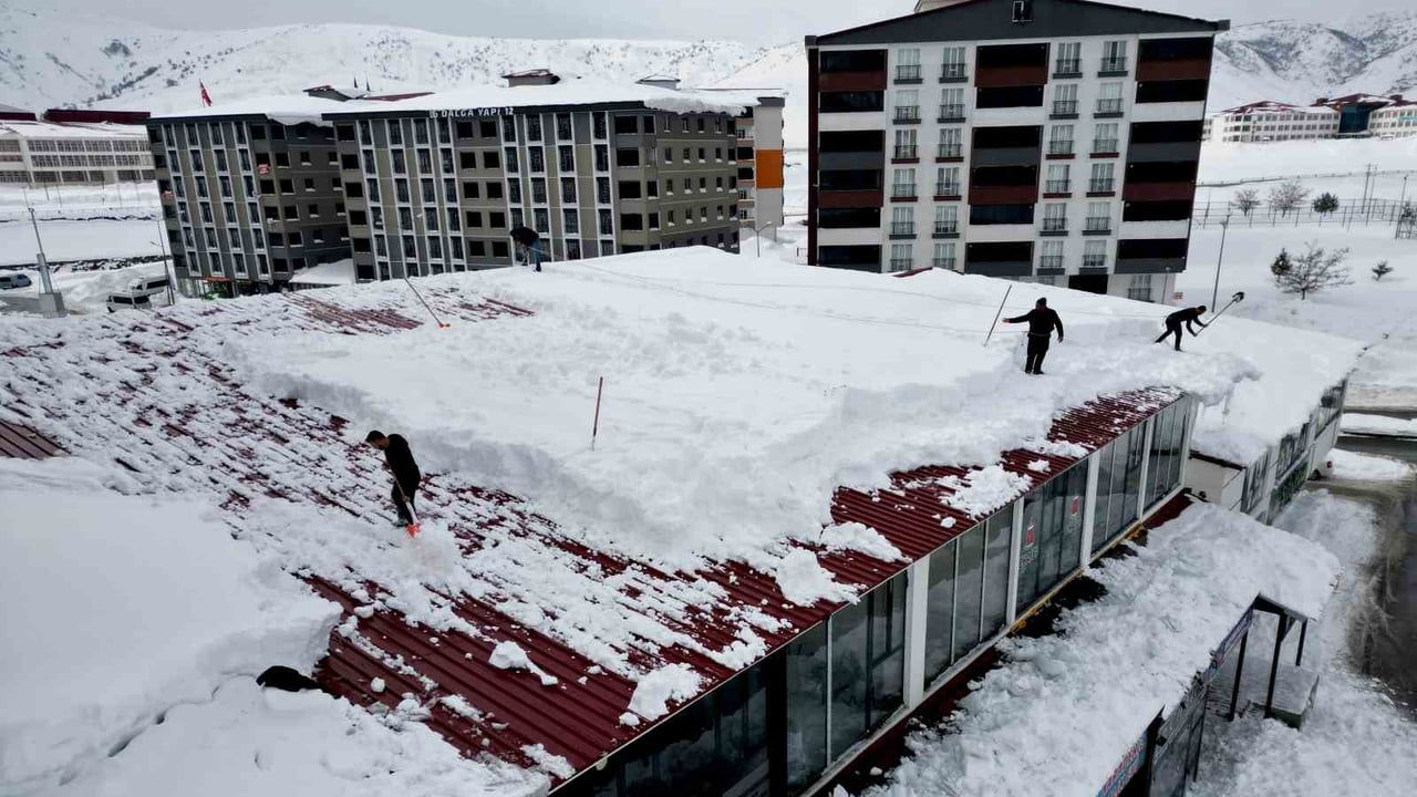 Bitlis’te esnaf ve belediye ekipleri çatılarda kar temizliği yapıyor