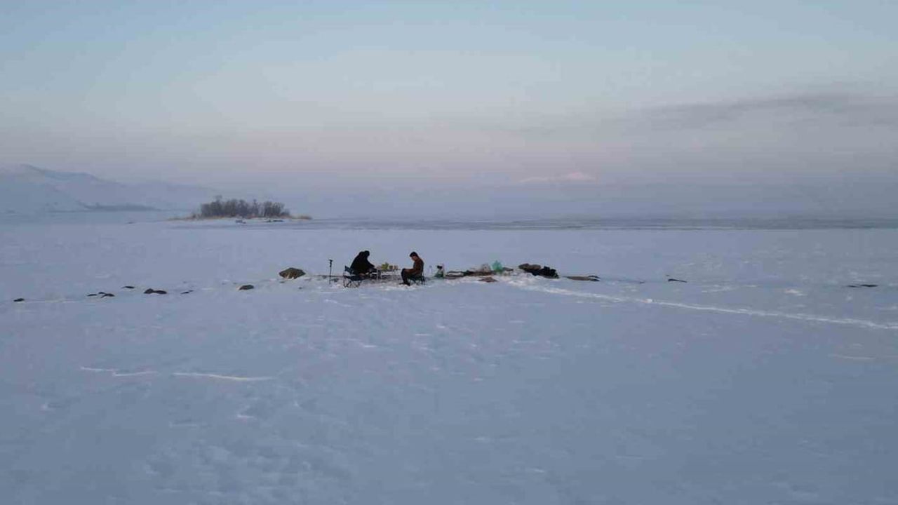 Bitlis'te Göller Dondu: Nemrut Krater, Aygır, Nazik ve Arin Buzla Kaplandı