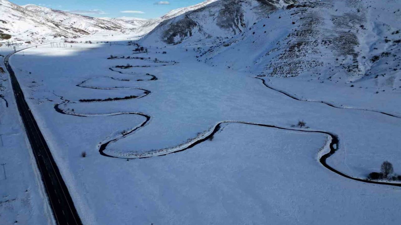 Bitlis’te Güzeldere Menderesleri Karla Kaplandı: Tatvan‑Hizan Yolunda Kartpostallık Manzaralar