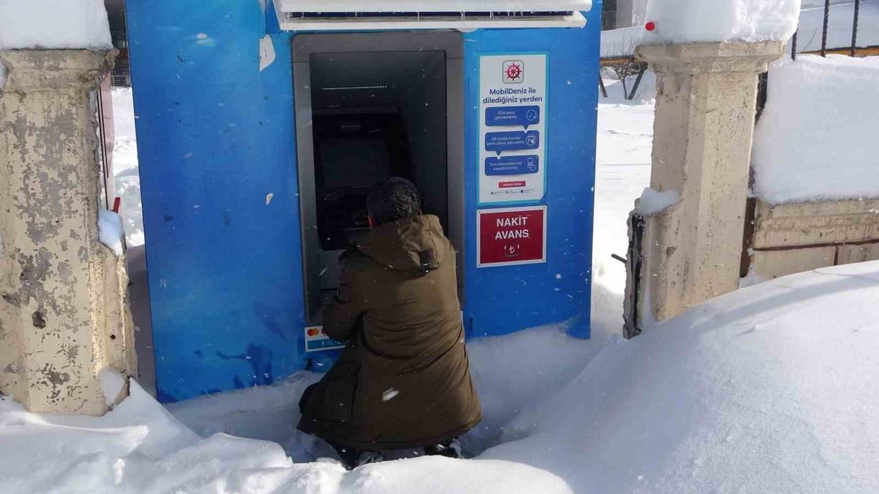Bitlis'te kar kalınlığı yer yer 2 metreyi aşıyor, günlük yaşam etkilendi