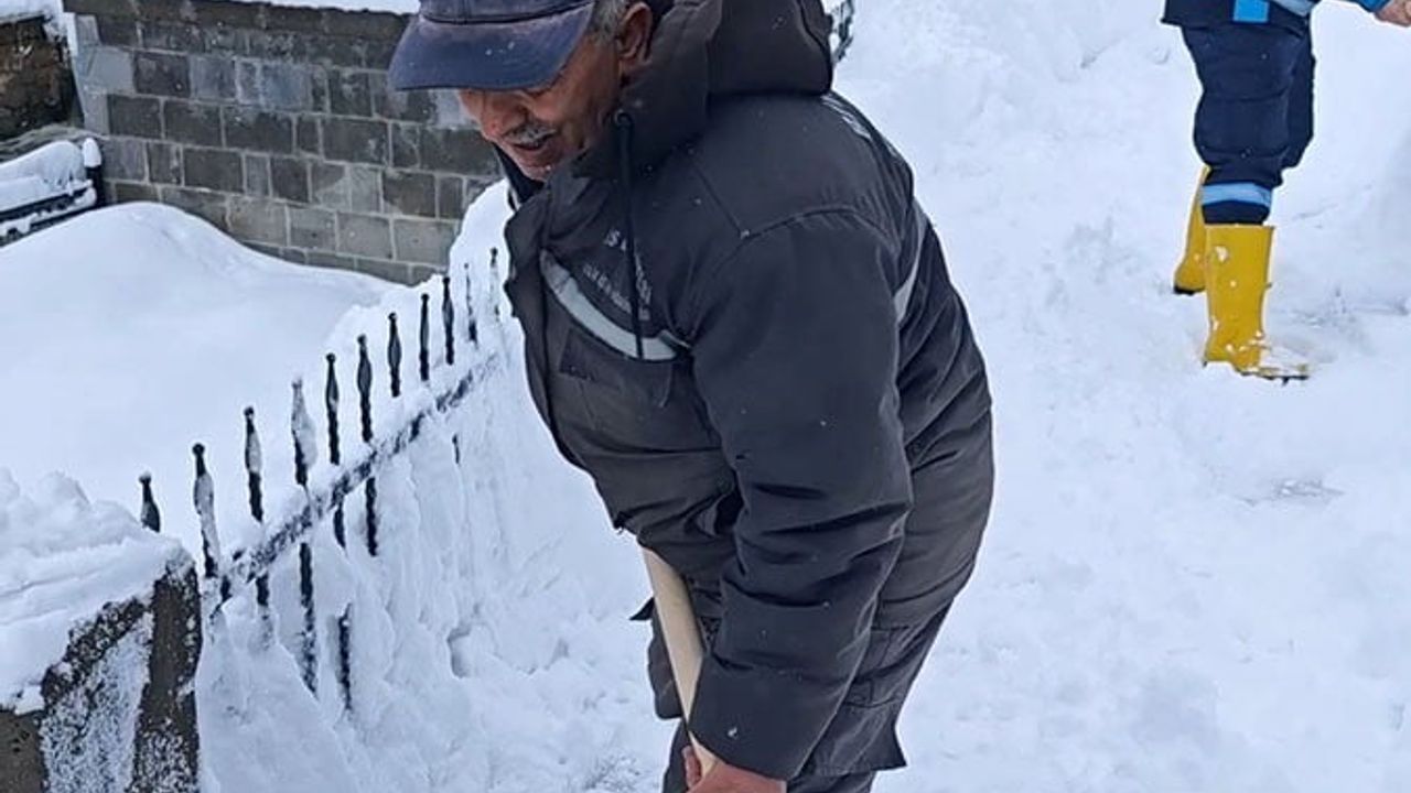 Bitlis'te kar temizliği türküyle renklendi