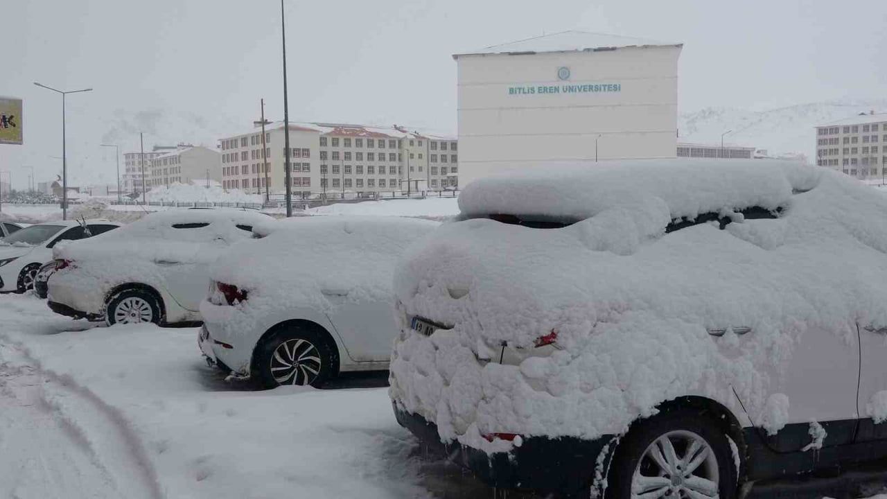 Bitlis'te Kar Yağışı 111 Köy Yolunu Ulaşıma Kapattı, Müdahale Sürüyor